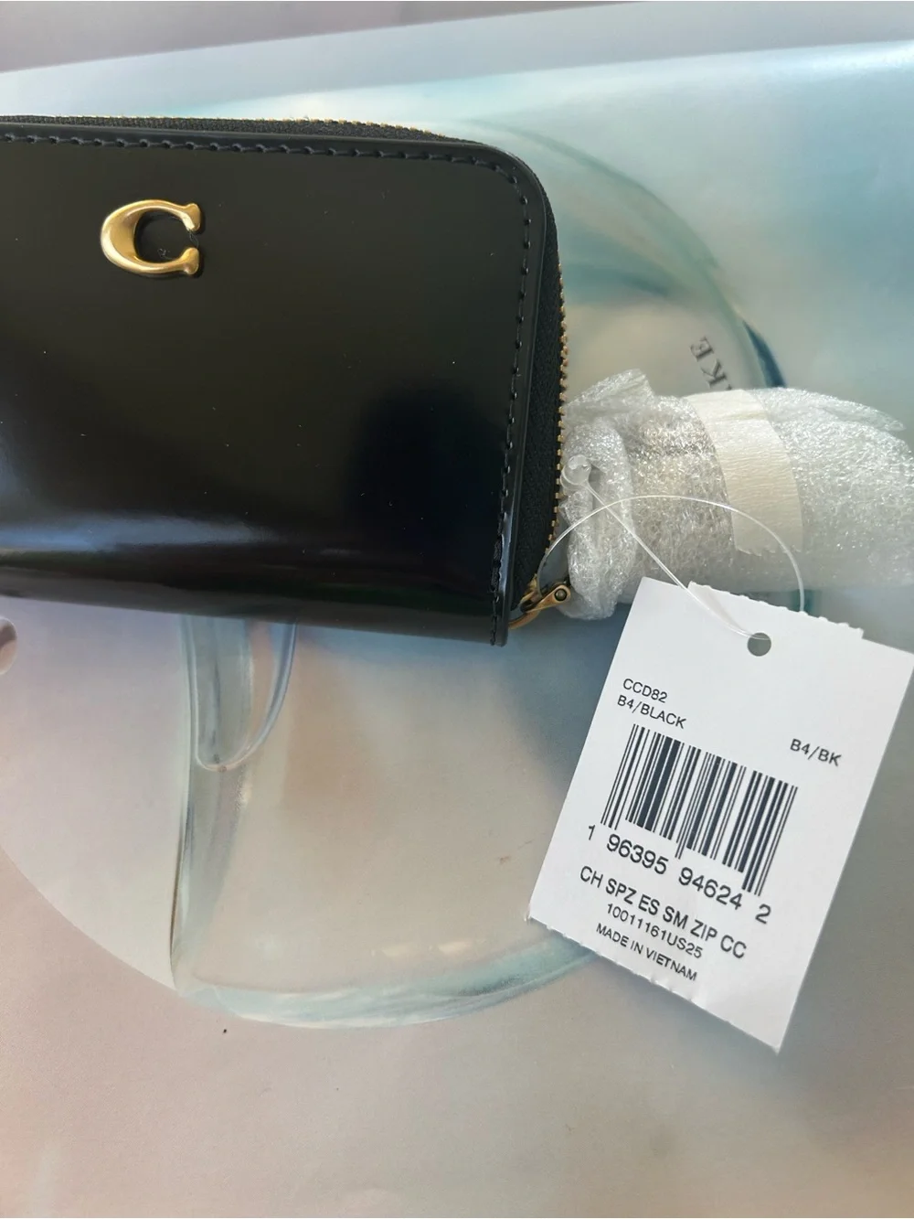 Coach retail boutique Black Patent Zip Card Case with Gold 'C' Accent keychain